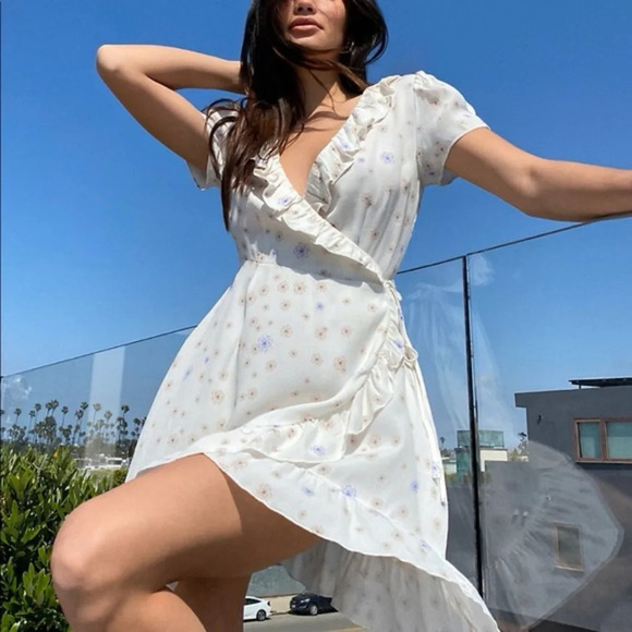 Aritzia Sunday Best White Floral Ruffle Wrap Dress Sz M - Picture 1 of 12
